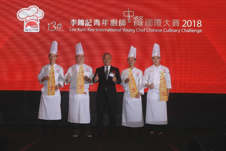 Mr. Charlie Lee, Lee Kum Kee Sauce Group Chairman (centre), presented the prizes to Joung Duck Su (Korea), champion and winner of the “Lee Kum Kee 130th Anniversary Best Heritage Tasting Award” (first from right), and the three Gold Award winners Yip Gian Ding (Malaysia) (second from left), Yuan Jian Hua (China) (first from left) and Hikita Shoichiro (Japan) (first from right)