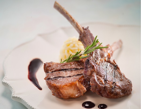 Pan-Fried Lamb Rack with Red Wine Garlic Sauce